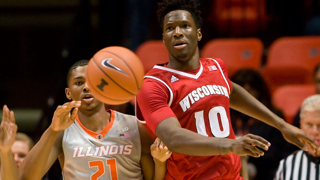 Hayes, Koenig pace Wisconsin in road win at Illinois